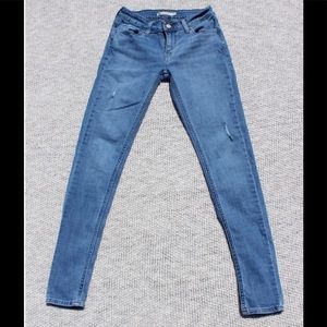 Super cute light denim skinny Levi jeans, like new